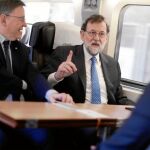 Mariano Rajoy durante su recorrido, ayer, en el AVE desde Valencia a Castellón