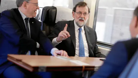 Mariano Rajoy durante su recorrido, ayer, en el AVE desde Valencia a Castellón