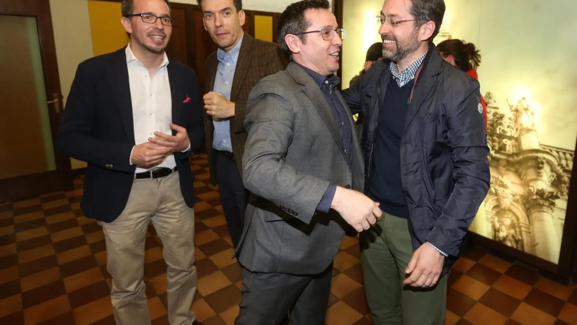 Sergio Martín saluda a Eduardo Álvarez, en presencia de Rubén Aristayeta,entre otros / Dos Santos