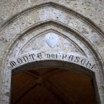 Sede de la Banca Monte Paschi di Siena (BMPS) en la plaza Salimbeni en Siena, Italia.