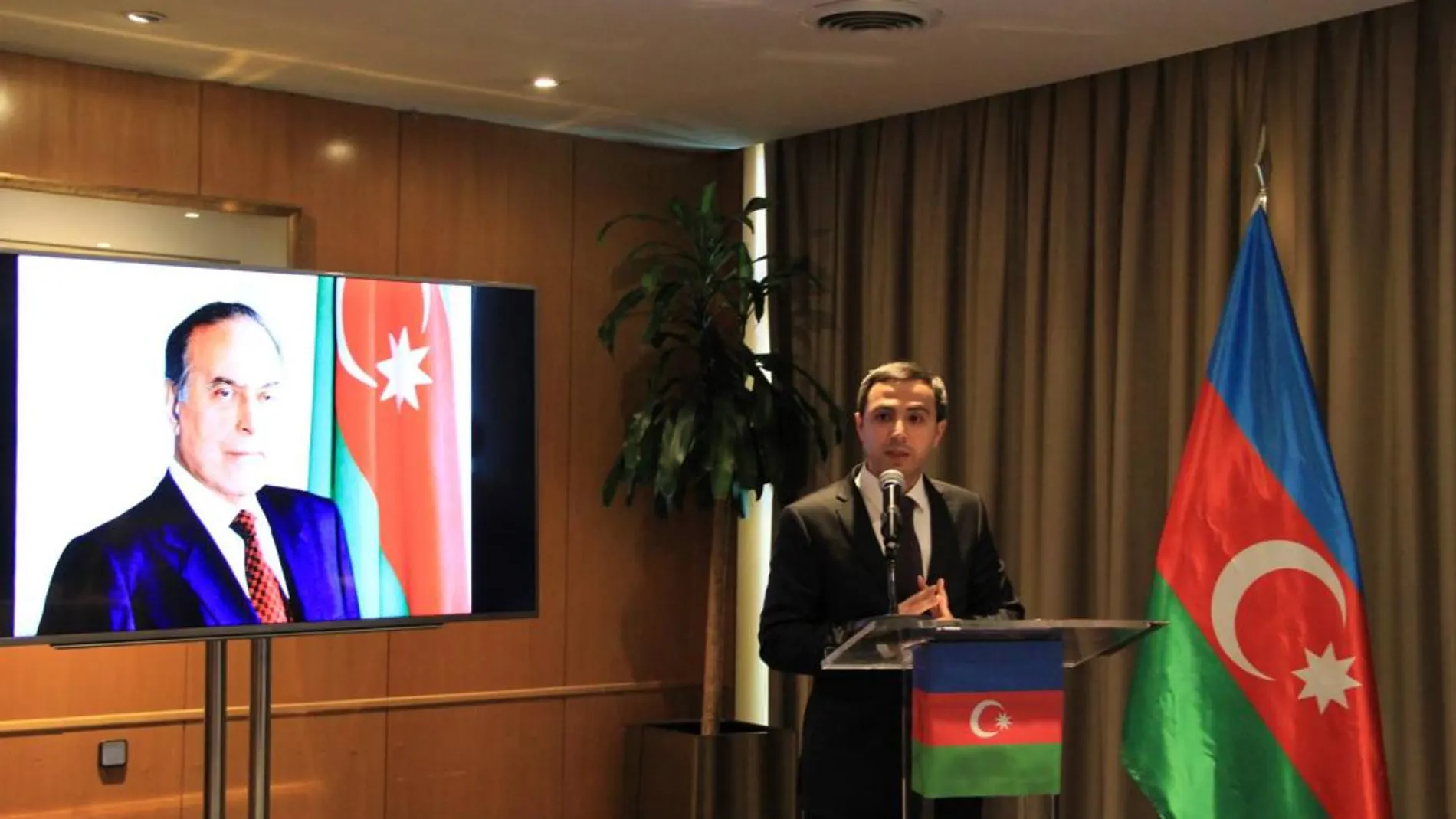 El embajador de la República de Azerbaiyán, Anar Maharramov, pronunciando el discurso por el 95 aniversario del nacimiento del Líder Nacional, Heydar Alirza Oglu Aliyev