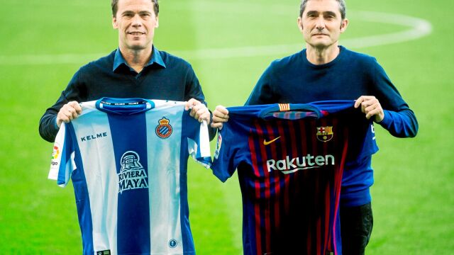 Rubi y Valverde posan para la tradicional foto con las dos camisetas