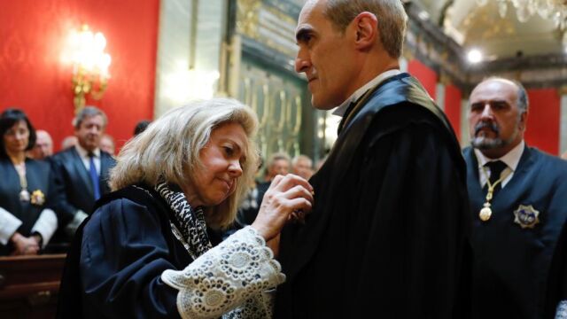 La ex fiscal general del Estado Consuelo Madrigal, condecora al nuevo fiscal jefe Anticorrupción, Alejandro Luzón