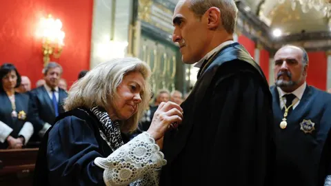 La ex fiscal general del Estado Consuelo Madrigal, condecora al nuevo fiscal jefe Anticorrupción, Alejandro Luzón