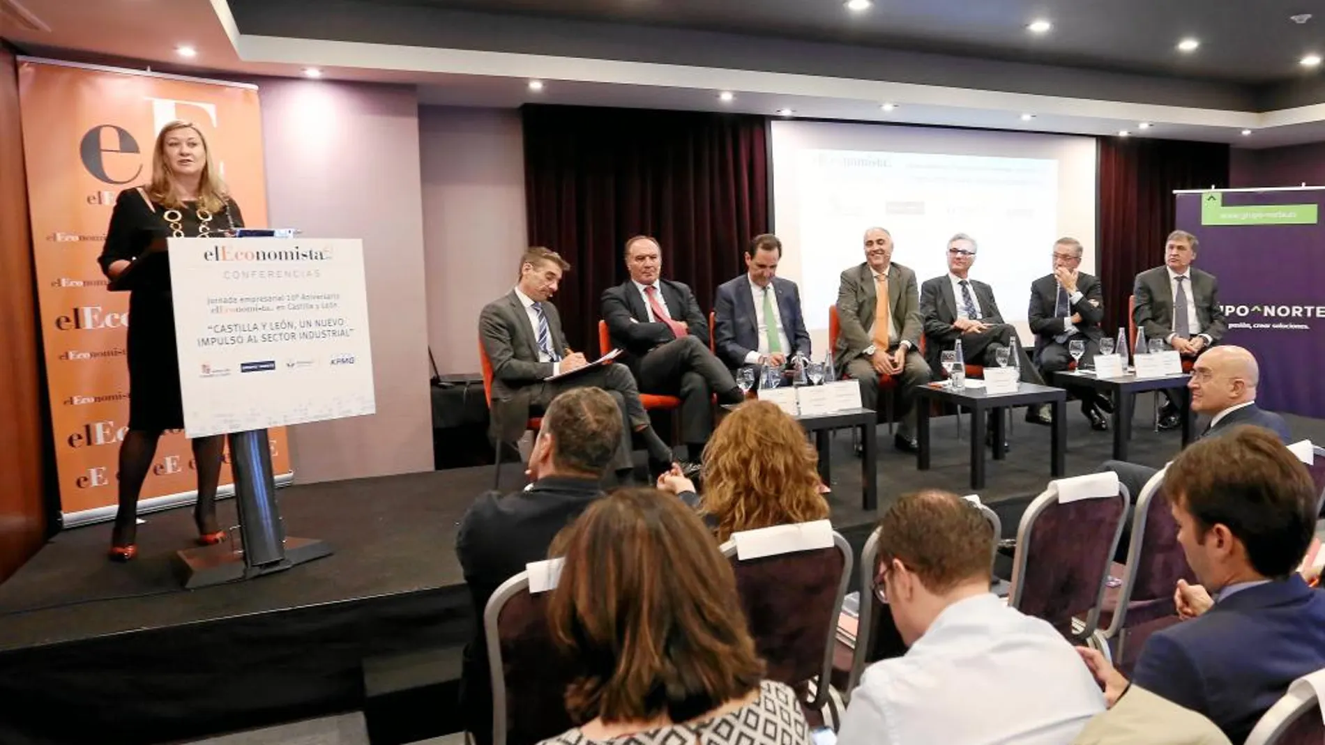 La consejera de Economía y Hacienda se dirige a los participantes en la jornada sobre el futuro industrial de la Comunidad
