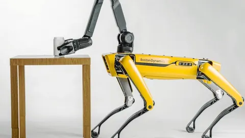 SpotMini, de Boston Dynamics, un cuadrúpedo mecánico capaz de coger objetos, será una de las grandes atracciones