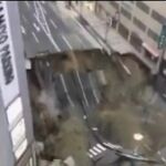 Un impresionante socavón se traga un cruce de carreteras con cuatro carriles en Japón