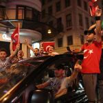 Seguidores de Erdogan celebran en las calles de Estambul el fallido golpe de Estado