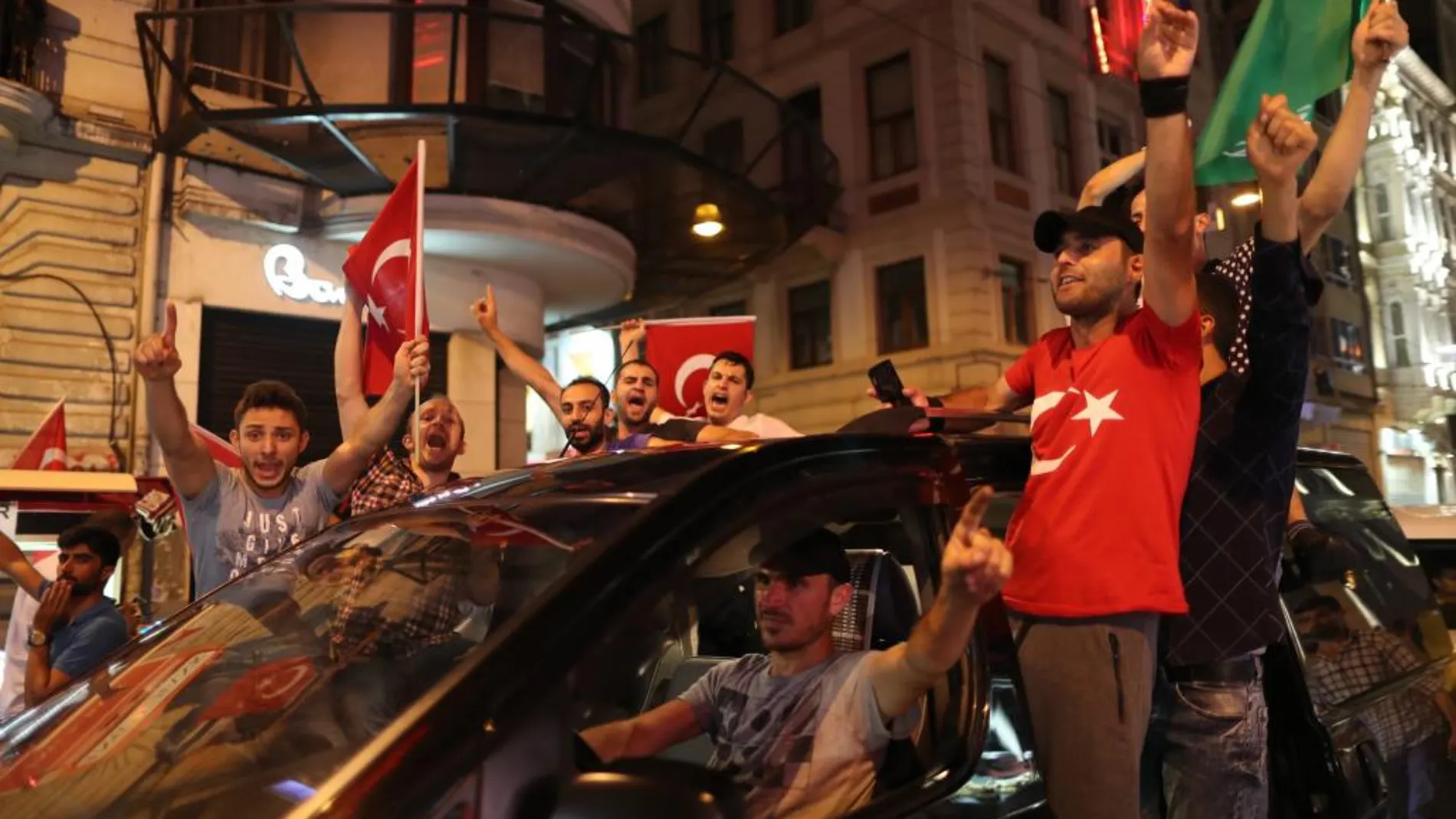 Seguidores de Erdogan celebran en las calles de Estambul el fallido golpe de Estado