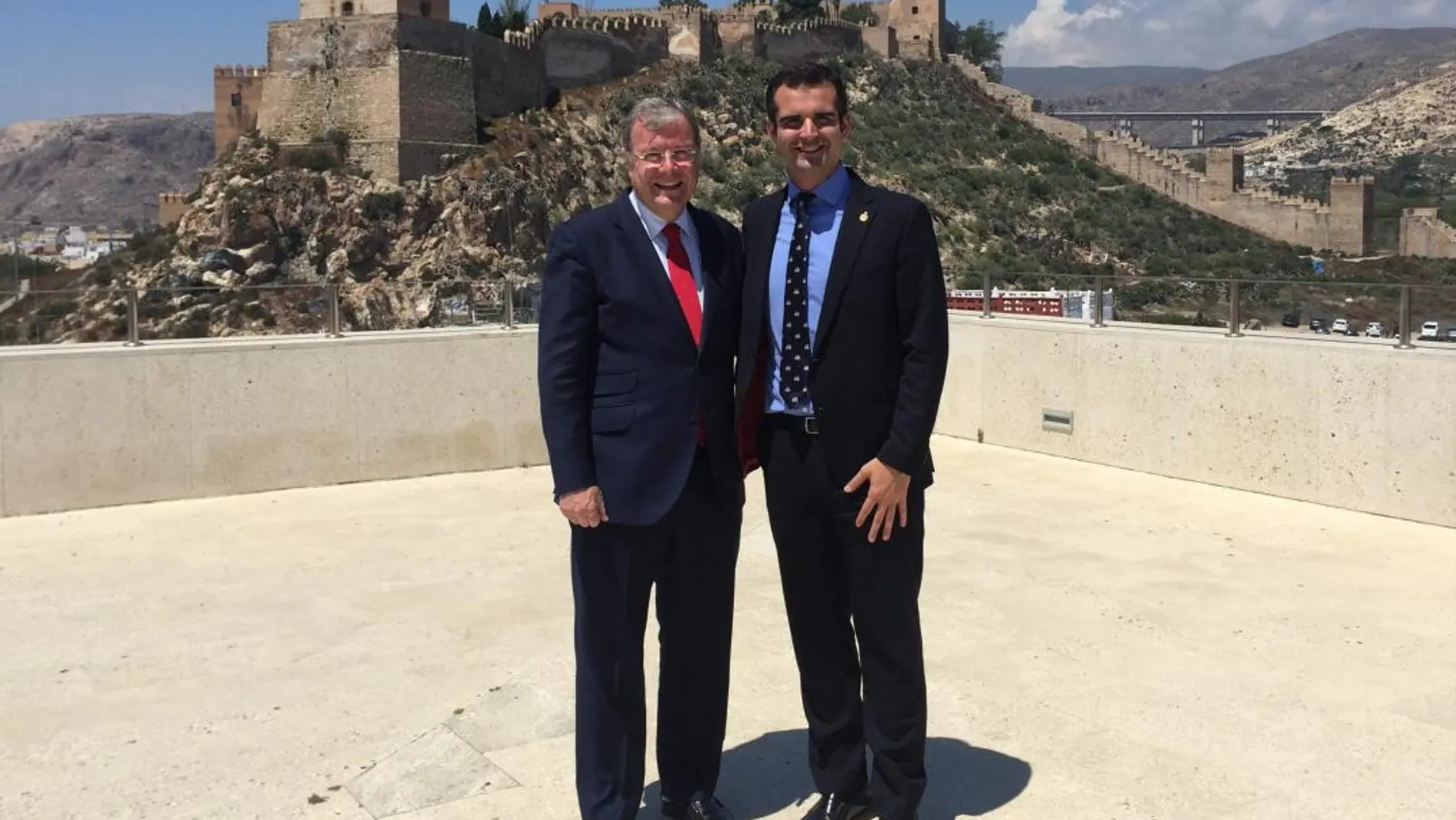 El alcalde de León, Antonio Silván, con el de Almería, Ramón Fernández-Pacheco, visita la Alcazaba de la ciudad / Ayuntamiento de León