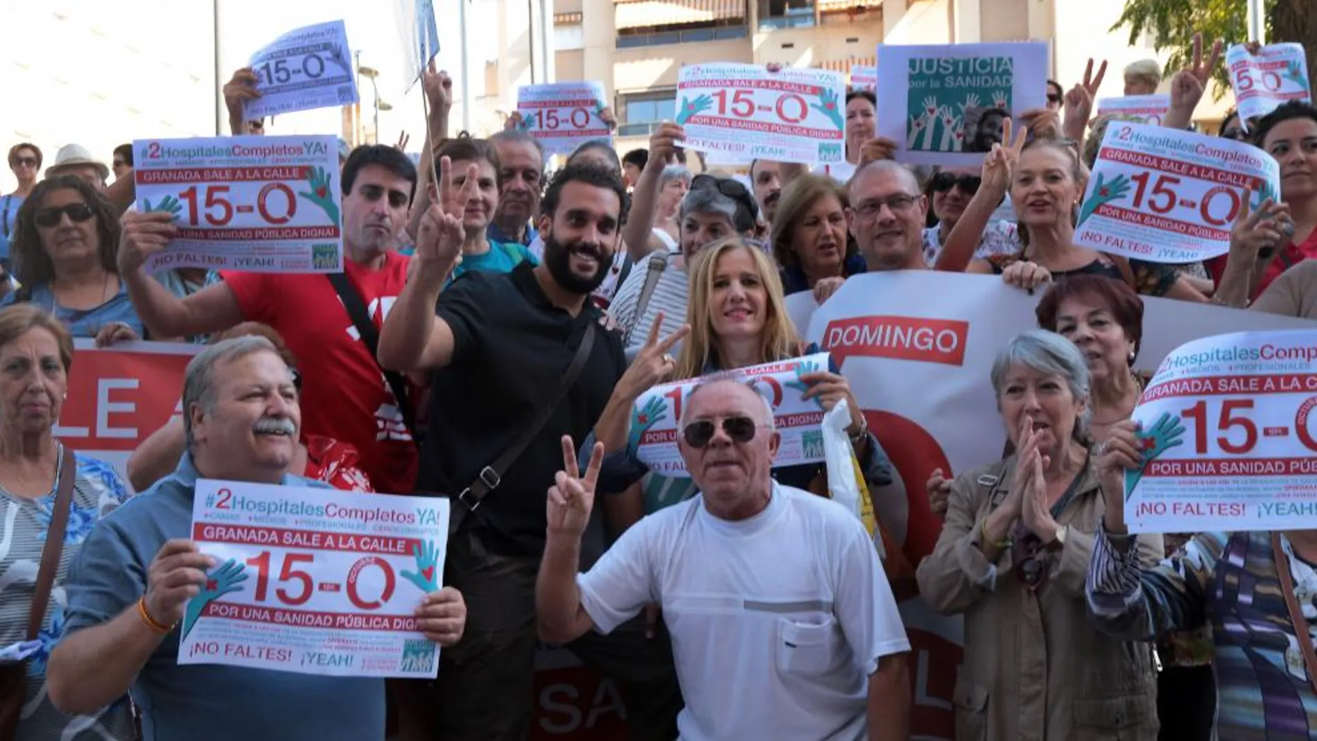 «Spiriman», junto a miembros de la asociación Justicia por la Sanidad, ayer en Granada