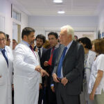 El doctor Francesc Bosch, en el centro de la imagen