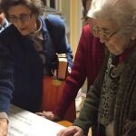 Unas vecinas de la localidad soriana de Matute de Almazán visitan la placa de Doroteo Hernández Vera