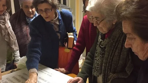 Unas vecinas de la localidad soriana de Matute de Almazán visitan la placa de Doroteo Hernández Vera