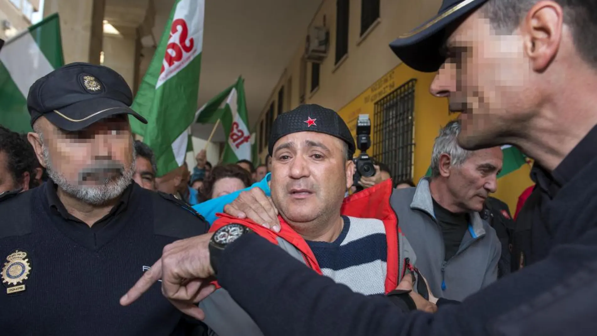 El ex edil de Jaén en Común (JeC) Andrés Bódalo (c) el día de su detención