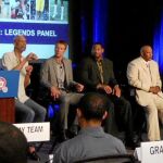 Kareem Abdul Jabbar se dirige a los nuevos jugadores durante una sesión del «Rookie Transition Program» de 2014