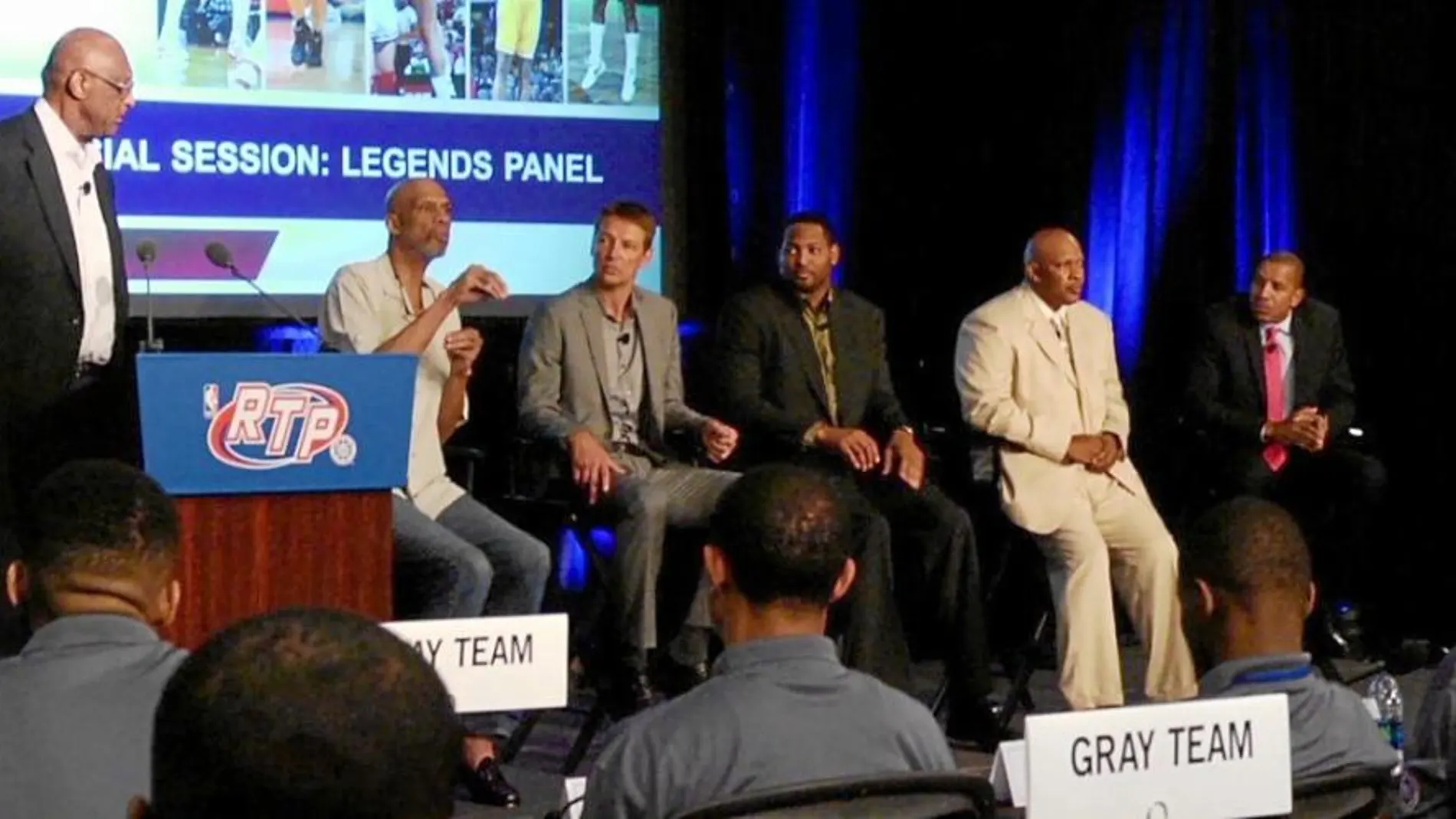 Kareem Abdul Jabbar se dirige a los nuevos jugadores durante una sesión del «Rookie Transition Program» de 2014