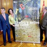 Javier León de la Riva y Mercedes Cantalapiedra, junto al cartel del Festival junto al representante de Aguas de Valladolid, Jesús García