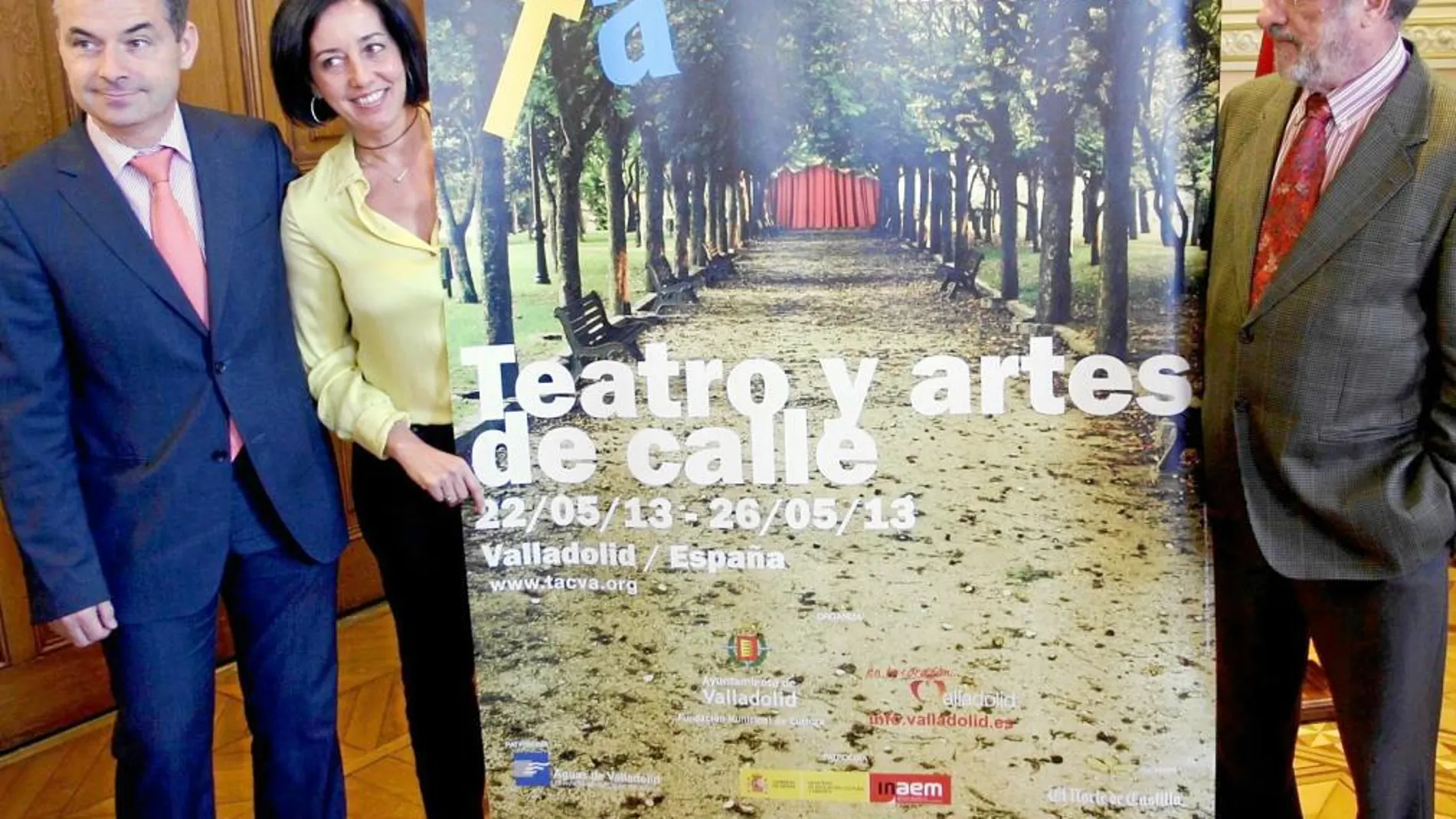 Javier León de la Riva y Mercedes Cantalapiedra, junto al cartel del Festival junto al representante de Aguas de Valladolid, Jesús García