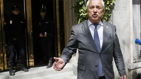 Imagen de archivo del presidente de la Asociación de Usuarios de Servicios Bancarios (Ausbanc), Luis Pineda a su salida de la sede de Ausbanc, cuando se practicaron los registros en abril de este año
