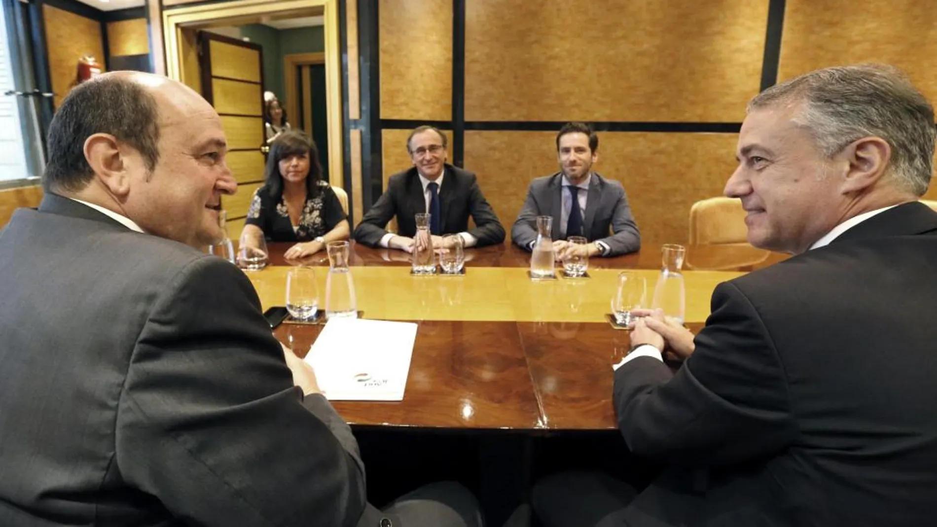 El lehendakari, Iñigo Urkullu (d), junto al presidente del PNV, Andoni Ortuzar (i)