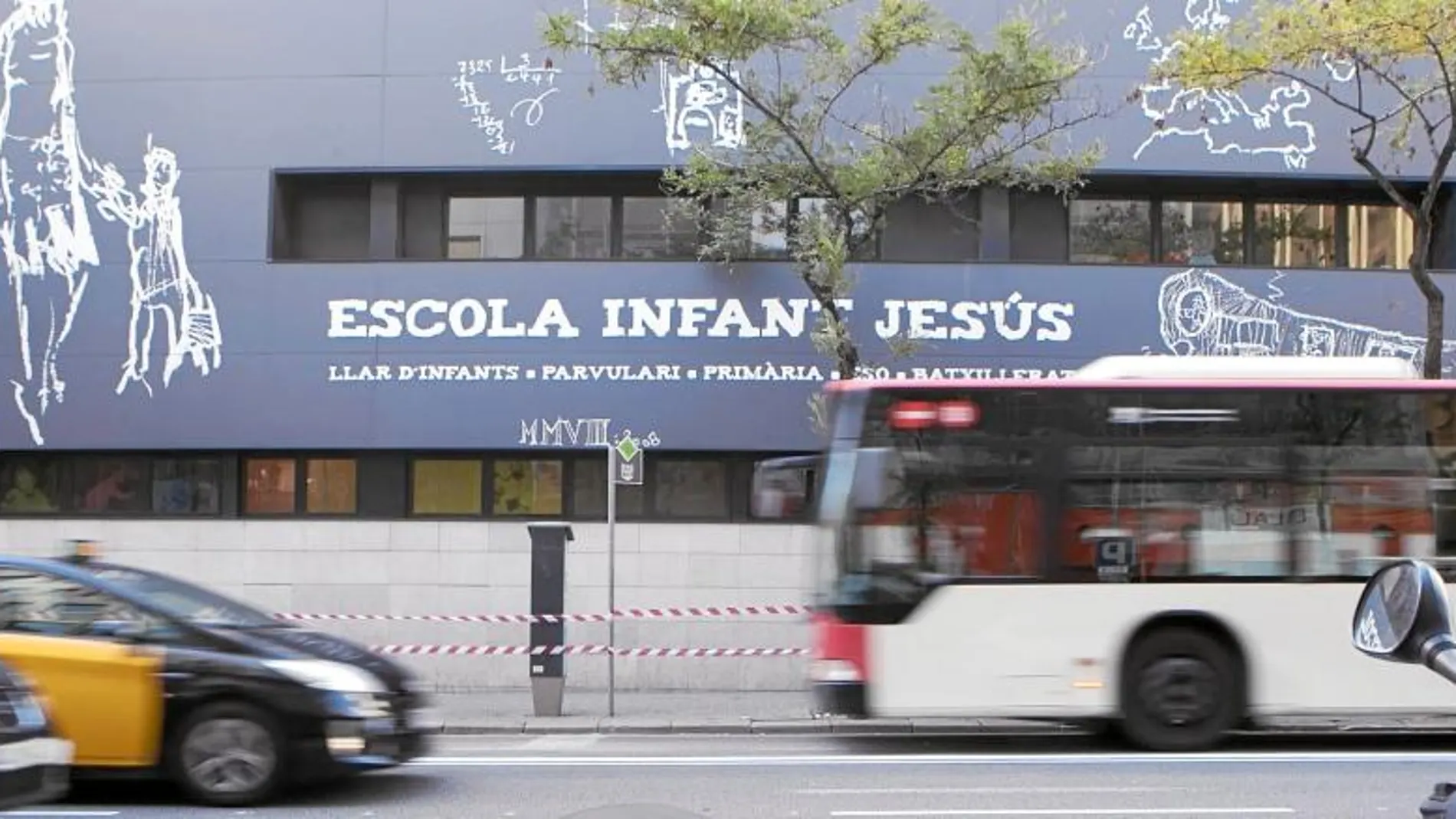 El colegio Infant Jesús lamenta que el Ayuntamiento no les informara personalmente y toma medidas para evitar accidentes a la salida de la escuela / M. González/Shooting