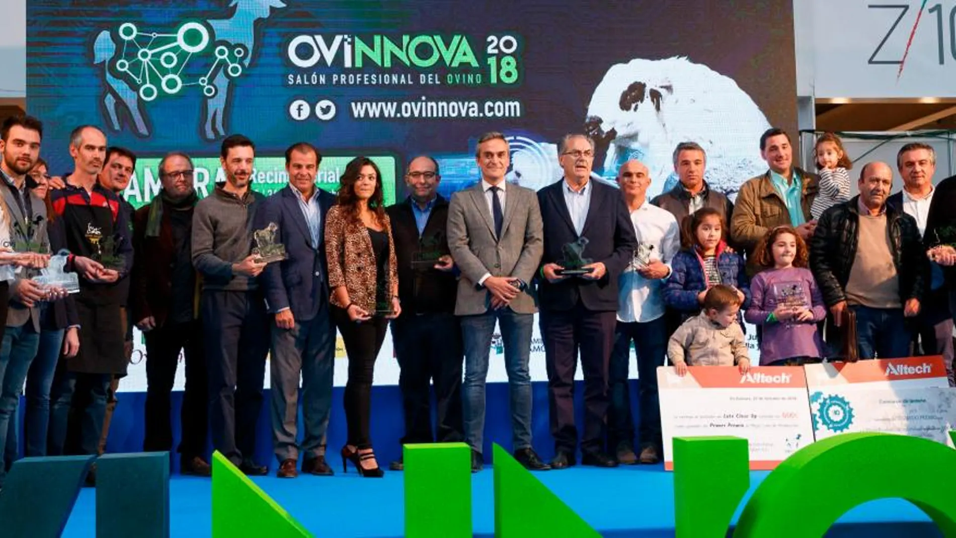Foto de familia de los premios a la innovación en la feria Ovinnova de Zamora