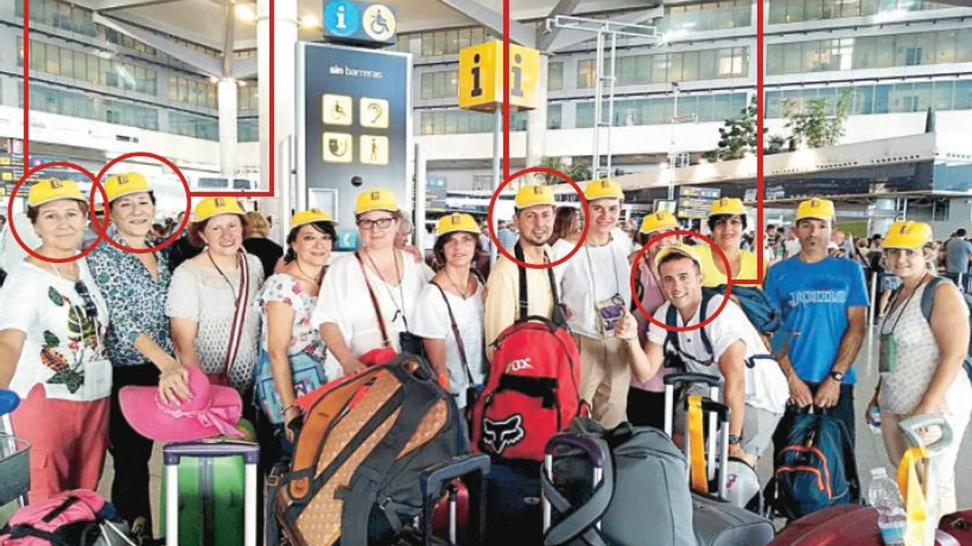 Los 13 voluntarios se hicieron esta foto en el aeropuerto poco antes de coger su vuelo hacia la India