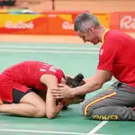 Carolina Marín llora delante de su entrenador, Fernando Rivas, ganaron el oro en los Juegos de Río