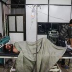 Médicos atienden a los heridos durante el bombardeo el pasado 26 de septiembre de 2017, en un hospital de Duma (Siria)