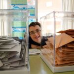 Andrés ha ejercido de vocal en una mesa electoral en Tres Cantos / Fotos: Connie G. Santos