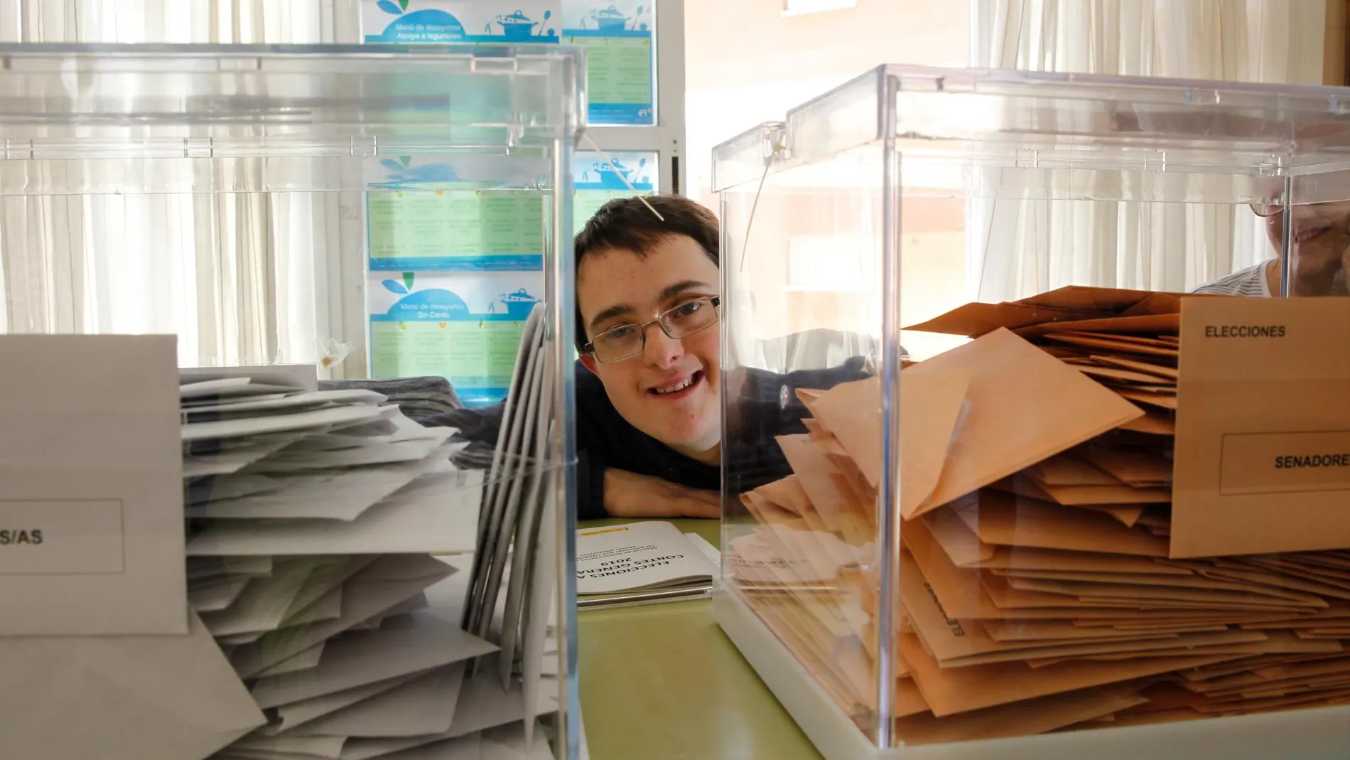 Andrés ha ejercido de vocal en una mesa electoral en Tres Cantos / Fotos: Connie G. Santos