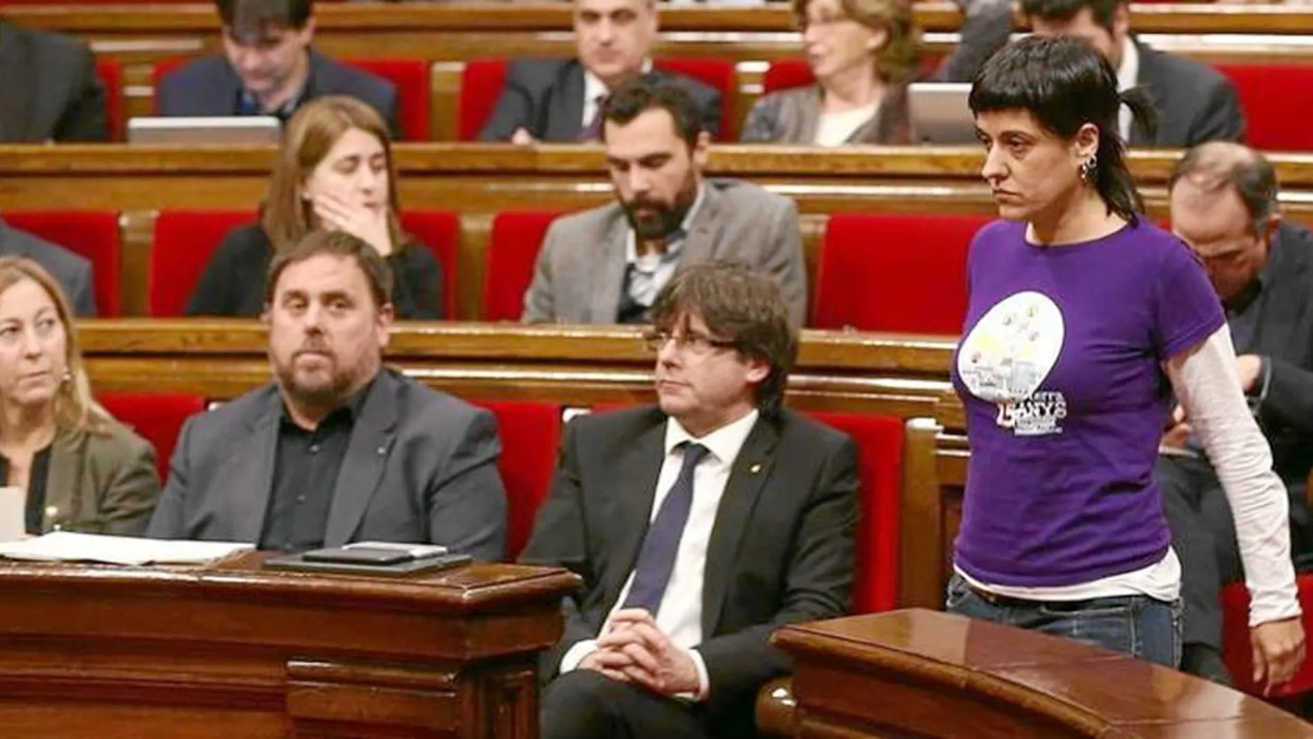 Imagen de archivo de Anna Gabriel en el parlament, pasando al lado de Carles Puigdemont y Oriol Junqueras