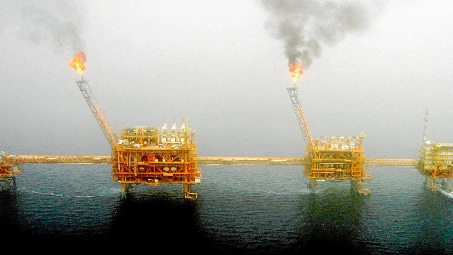 Una de las plataformas de producción de petróleo iraníes en el Golfo Pérsico, al sur de Teherán / Reuters