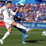 Ronaldo dispara a puerta en el tanto que dio la victoria al Real Madrid