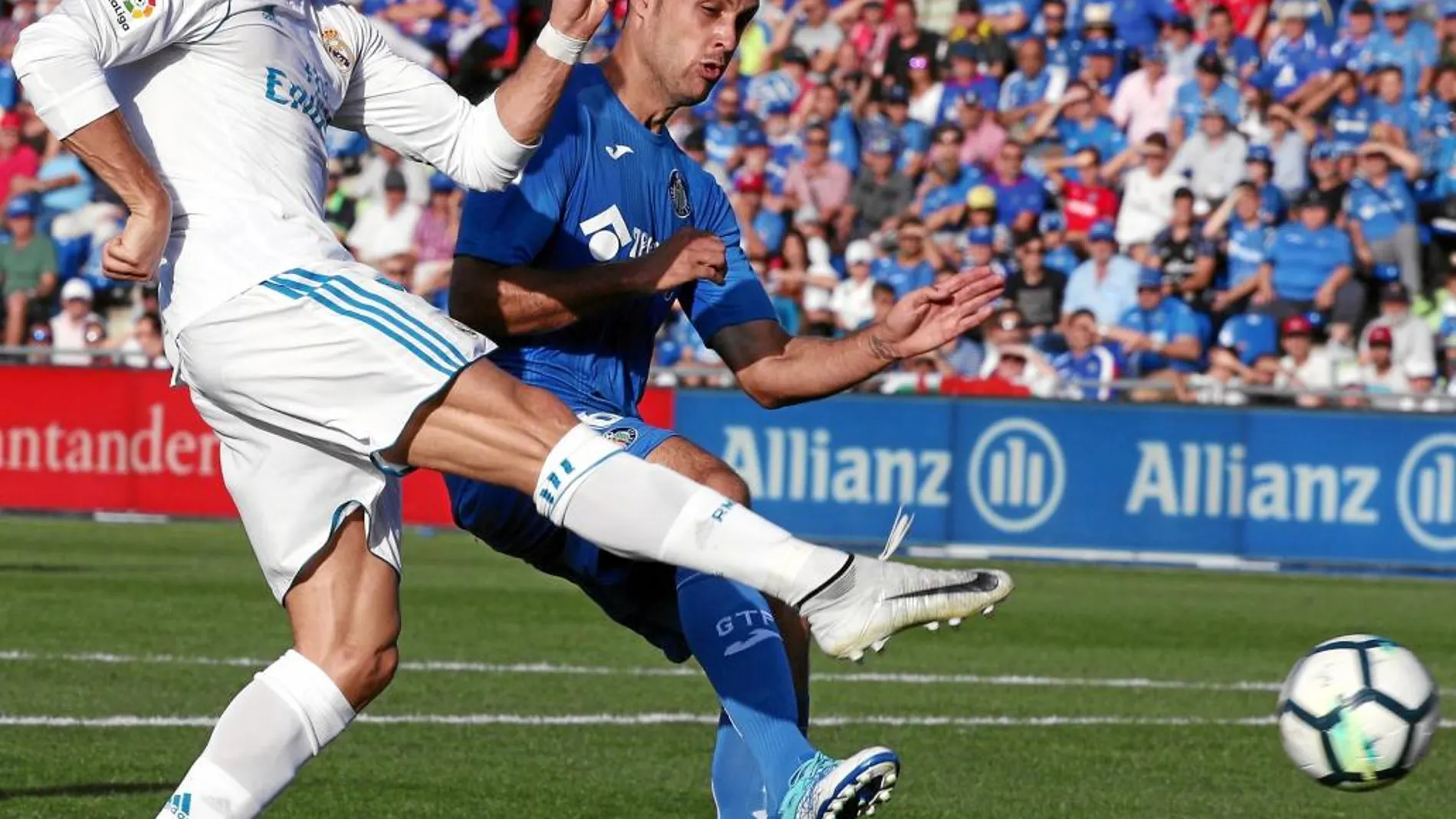 Ronaldo dispara a puerta en el tanto que dio la victoria al Real Madrid