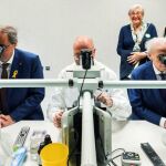 Josep Carreras y Quim Torra observan células junto al doctor Feliu: «Hasta ahora, ningún microscopio ha podido sustituir los ojos y el cerebro de un investigador» / Efe
