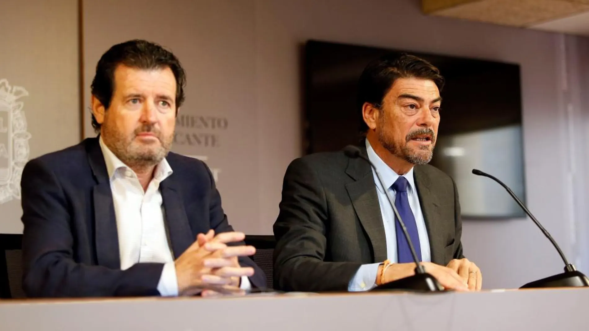 El presidente del PP de Alicante, José Císcar, compareció ayer junto al portavoz del PP en el Ayuntamiento de Alicante, Luis Barcala