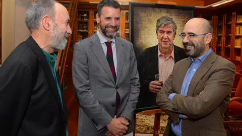 El director del Diario de Burgos, Raúl Briongos, conversa con el escritor burgalés Óscar Esquivias, y con el poeta Eduardo Fraile, amigo personal de Toni Barriuso, y que presidirá el jurado de este certamen / Ricardo Ordoñez/Ical