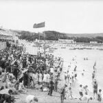 Entre bañadores y sombrillas. En La Coruña, mucha gente aprovechó la llegada del buen tiempo para ir a bañarse a la playa durante el verano de 1936