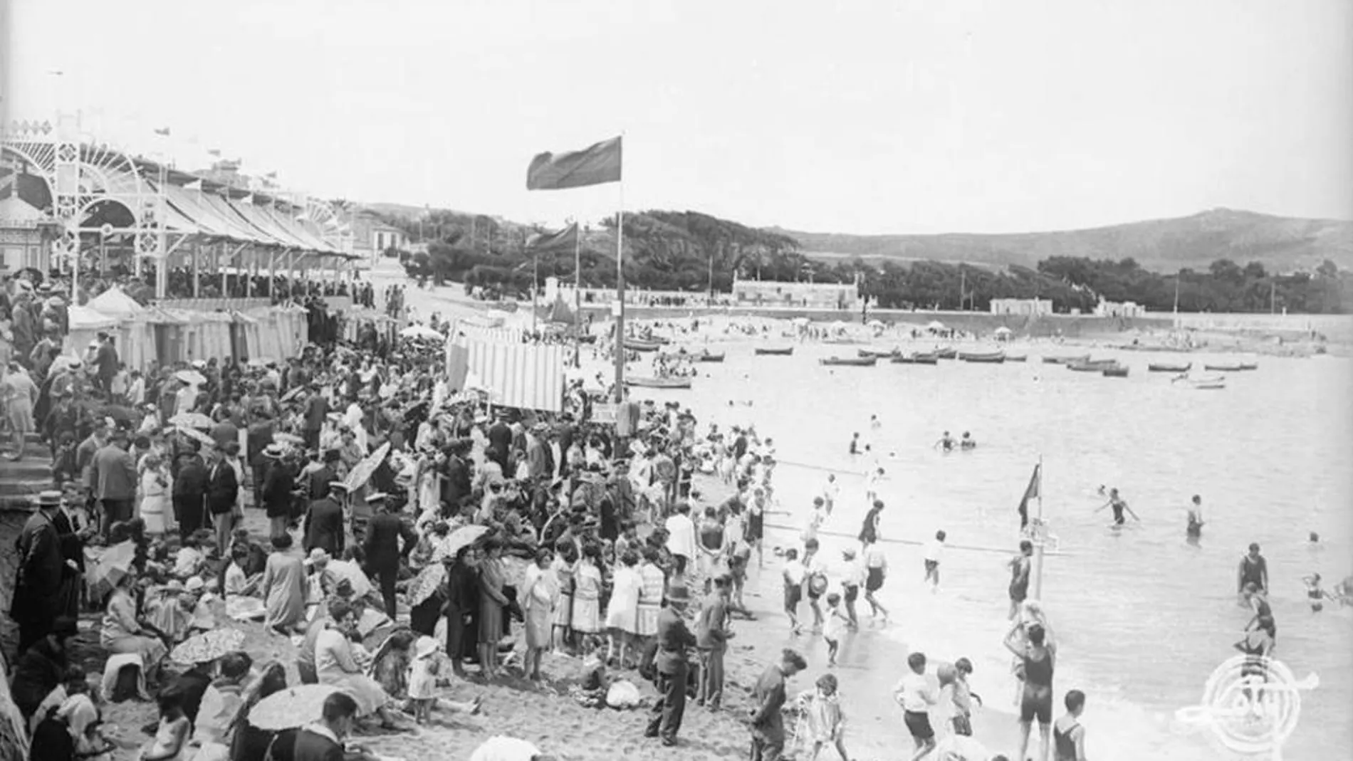 Entre bañadores y sombrillas. En La Coruña, mucha gente aprovechó la llegada del buen tiempo para ir a bañarse a la playa durante el verano de 1936
