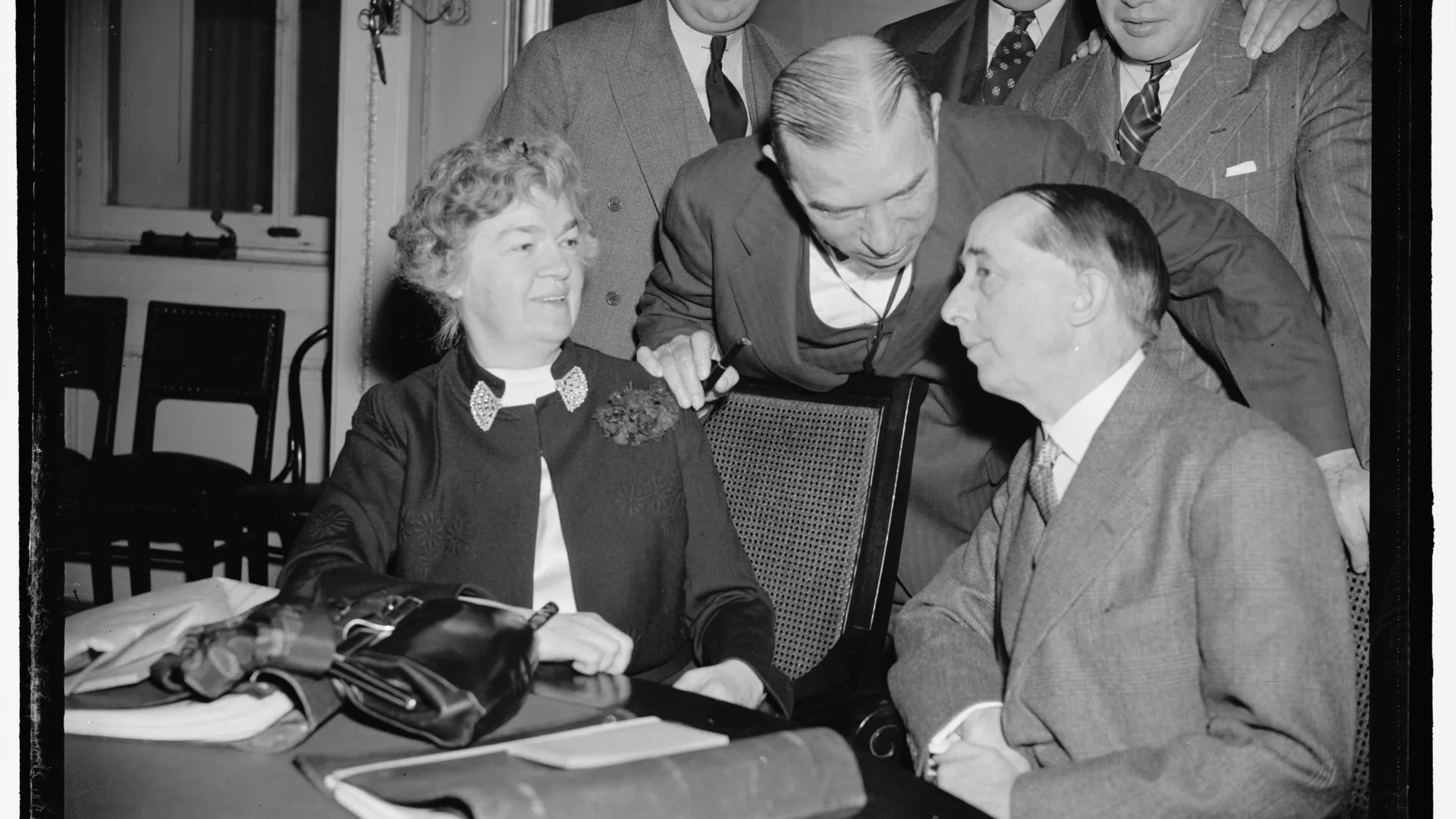 Bowers, sentado a la derecha de la imagen, habla con la congresista Edith Nourse
