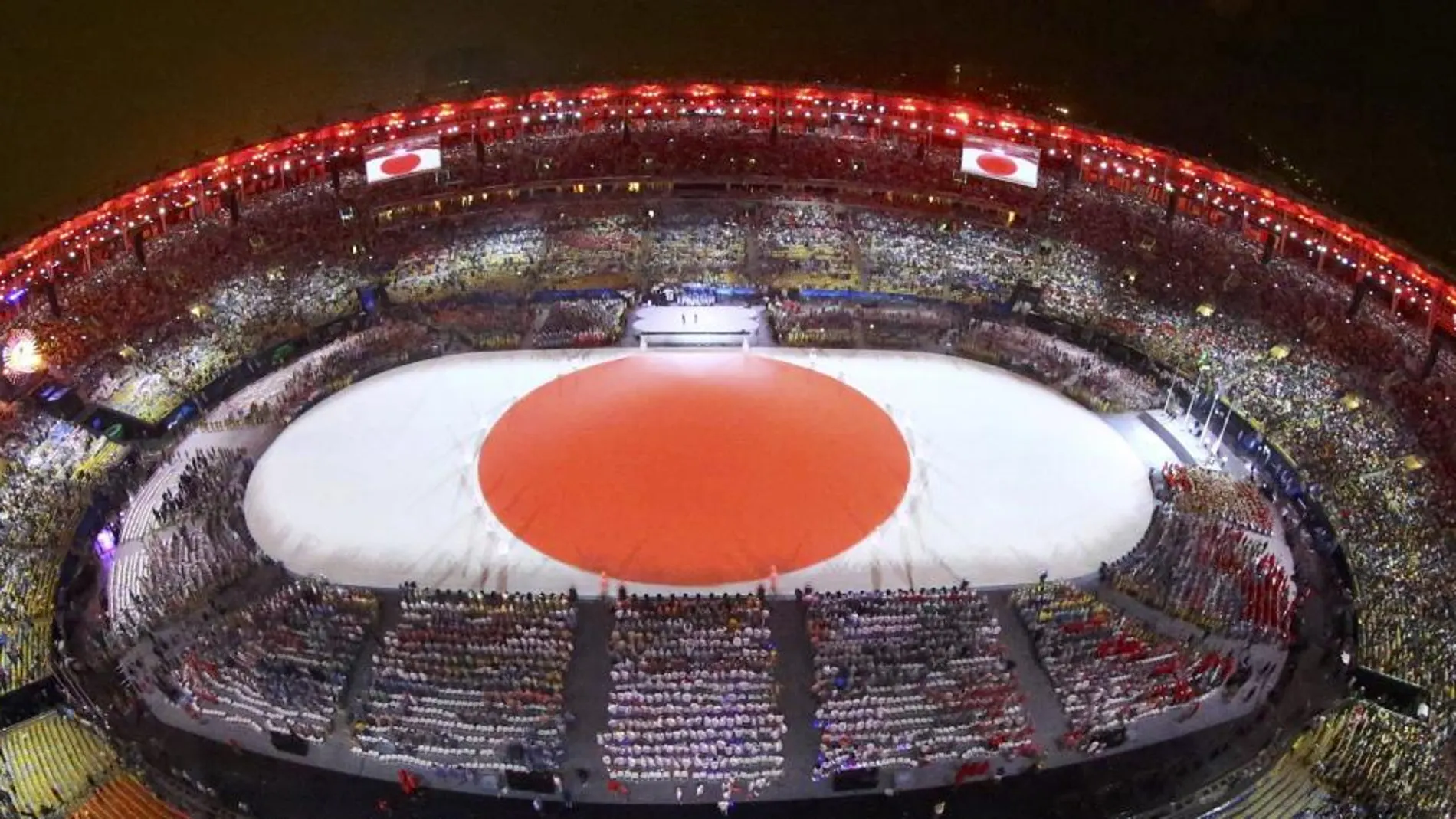 Una gran bandera de Japón en la ceremonia de clausura
