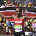 Jemima Sumgong celebra el título en los Juegos de Río 2016