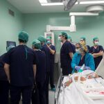 La paciente, una mujer de Barcelona, de 67 años, se recupera favorablemente de la operación.