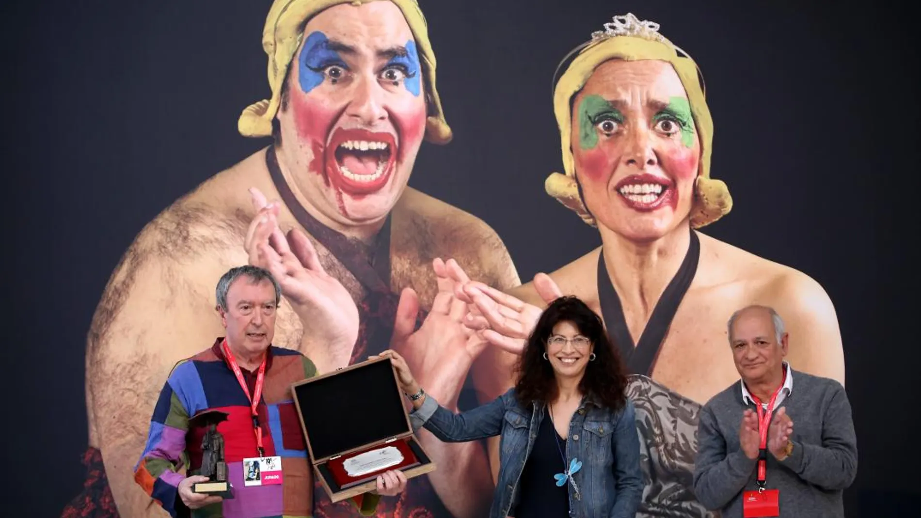 Ana Redondo en la inauguración del Festival de Teatro de Calle de Valladolid junto a Javier Martínez y Carlos Gil, que recogió el galardón en nombre de Salvador Tábora /Leticia Pérez/Ical