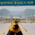 Vista de la frontera en la línea de demarcación fronteriza (LDM) cerca de la Zona Desmilitarizada (ZDM) en Gyeonggi (Corea del Sur)
