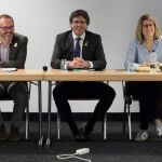 Carles Puigdemont junto a la portavoz de JxCat, Elsa Altadi y el vicepresidente primero de la Mesa del Parlament, Josep Costa, reunidos en Berlín esta semana. EFE/Felipe Trueba