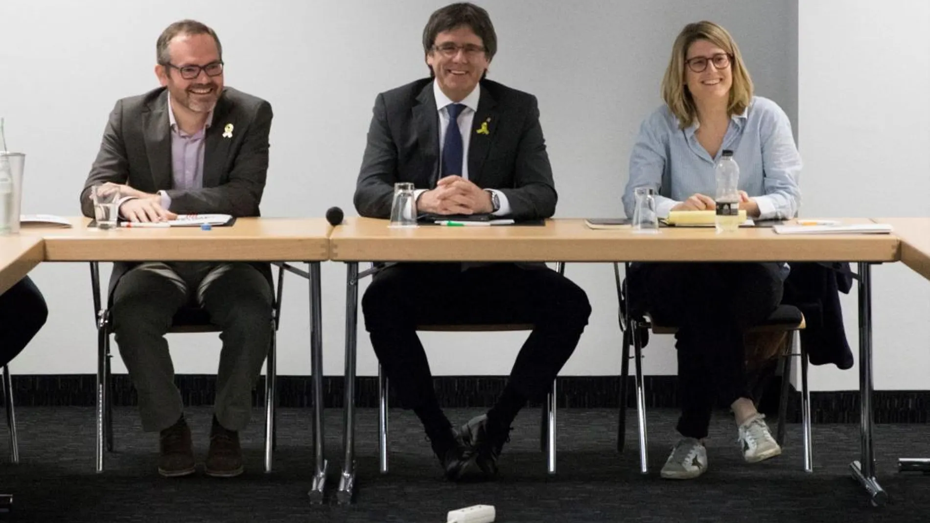 Carles Puigdemont junto a la portavoz de JxCat, Elsa Altadi y el vicepresidente primero de la Mesa del Parlament, Josep Costa, reunidos en Berlín esta semana. EFE/Felipe Trueba