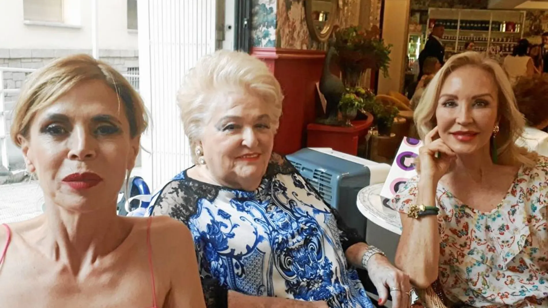 Carmen Lomana en un cumpleaños con Agatha Ruiz de la Prada y Cuqui Fierro